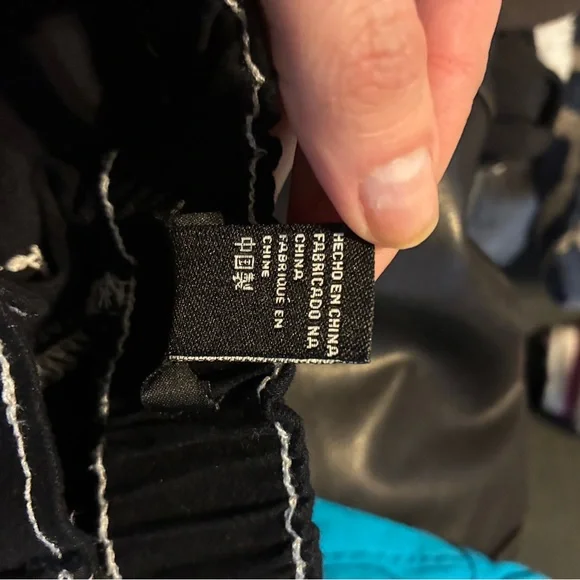 Forever 21 Women's Wide Leg Black Cargo with White Stitching -  Medium EUC Y2K - Picture 4 of 5